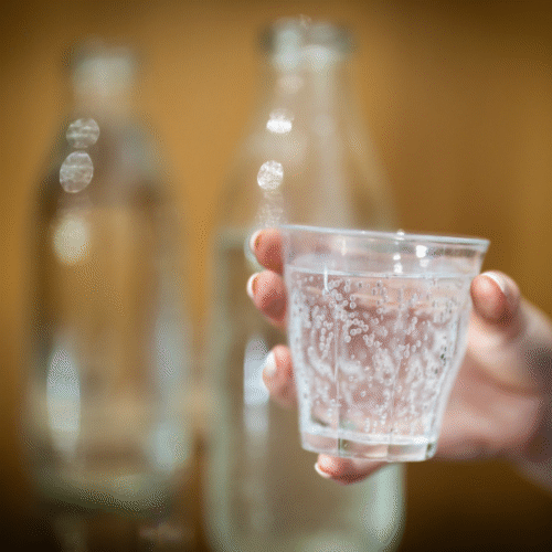 Hand hält Glas